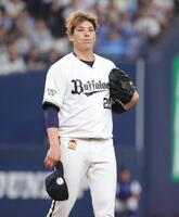 ４回、長谷川に死球を与え、呆然とする九里（撮影・坂部計介）