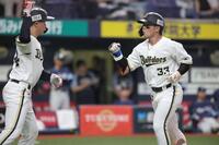 ５回裏オリックス無死二塁、オリックス・杉沢龍は右中間に２ランを放ち、ホームでオリックス・紅林弘太郎（左）に迎えられる（撮影・坂部計介）