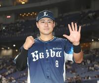 第５号の本塁打を放った渡部はお立ち台で「５」のポーズをとる（撮影・坂部計介）