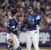 最後を締めた甲斐野は古賀悠とタッチをかわす（撮影・坂部計介）