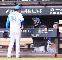 ３回途中から登板し、後続を抑えた堀（３４）に声を掛ける新庄監督（中央）＝撮影・中島達哉