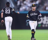 ７回、打者・吉田の打球に飛び込んで負傷し、周東（左）と代わってベンチに下がる牧原大（撮影・中島達哉）
