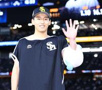 今季五勝目をあげ、「５」のポーズで記念撮影に応じる前田悠（撮影・中島達哉）