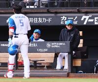 ４回、球場内に風が強く吹き込み、寒そうにグラウンドを見つめる新庄監督（左は空振り三振を喫し、ベンチに戻る野村）＝撮影・中島達哉