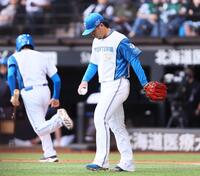 ４回から登板するも追加点を許し、肩を落とす金村（撮影・中島達哉）