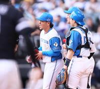 ５回、追加点を許し、顔をしかめる金村（中央）＝撮影・中島達哉