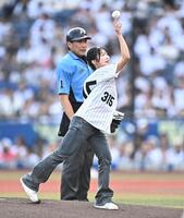 始球式を務めるフィギュアスケート女子の中井亜美（撮影・開出牧）
