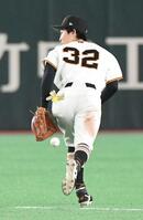 ８回、浦田は鵜飼の二塁ゴロをファンブルし失策（撮影・佐藤厚）