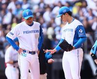 ３回、野村の打球が当たり、ベンチに戻り、治療後マウンドに上がるも加藤武治投手コーチ（左）と右手を気にする柴田（撮影・中島達哉）