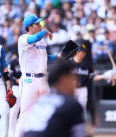 ３回、野村の打球が当たった柴田（撮影・中島達哉）