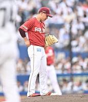 １回、山口に勝ち越しの右越え２点適時二塁打を打たれ肩を落とす藤井（撮影・開出牧）
