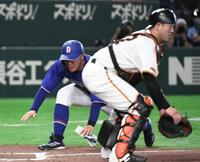 ８回、阿部の右前打で二走・高橋周（左）が逆転の生還（撮影・佐藤厚）