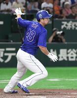 ８回、阿部は右前に逆転の２点適時打を放つ（撮影・佐藤厚）