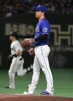 ４回裏巨人２死、中日・柳裕也は泉口友汰（左）に４号ソロを浴びる＝東京ドーム（撮影・佐藤厚）