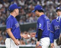 ６回、泉口に適時二塁打を打たれ、井上監督（左）から降板を告げられる柳（撮影・佐藤厚）
