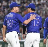 ６回、泉口に適時二塁打を打たれ、井上監督（左）から降板を告げられる柳（撮影・佐藤厚）