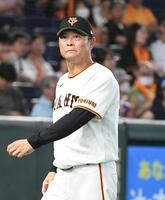８回、大勢の交代を告げぶ然とした表情でベンチに戻る橋上（撮影・佐藤厚）