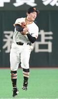８回、浦田は岡林の二塁ゴロを好捕するも送球できず、内野安打となる（撮影・佐藤厚）