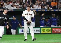 ８回、高橋周に右前適時打を打たれて１点差に迫られ、ぼう然とする大勢（撮影・佐藤厚）