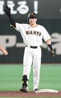 ６回、泉口は中越えに適時二塁打を放つ（撮影・佐藤厚）
