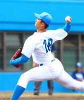 Ａ組で先発し力投する青学大・鈴木泰成（撮影・石井剣太郎）