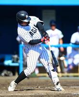 ７回、本塁打を放つ亜大・前嶋藍（撮影・石井剣太郎）