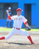 Ａ組で力投する富士大・角田楓斗＝平塚球場（撮影・石井剣太郎）