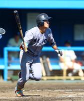 ７回、適時打を放つ慶応大・今津慶介（撮影・石井剣太郎）