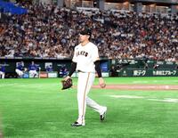 ８回、阿部に逆転打を打たれ降板する大勢（撮影・佐藤厚）