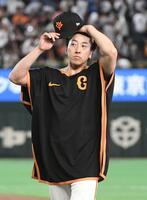 悔しげな表情で引き揚げる大勢（撮影・佐藤厚）