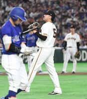 ８回、村松（左）に四球を与え悔しがる大勢（撮影・佐藤厚）