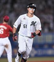 ８回、勝ち越しの左越え２ランを放ちベースを回る山口（撮影・開出牧）
