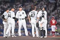 ８回、浅村に同点の左越え２点適時二塁打を打たれ降板した鈴木（４７）＝撮影・開出牧