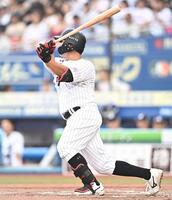 １回、勝ち越しの右越え２点適時二塁打を放つ山口（撮影・開出牧）
