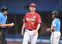 ５回、投手交代を告げた吉井監督（手前）＝撮影・開出牧