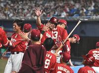 ８回、同点の左越え２点適時二塁打を放ちナインとタッチを交わす浅村（撮影・開出牧）