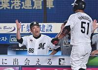 ８回、勝ち越しの左越え２ランを放った山口（右）とタッチを交わすサブロー監督（撮影・開出牧）