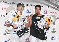 お立ち台でガッツポーズを決める決勝２ランの山口（左）と今季７勝目の八木（撮影・開出牧）