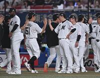 楽天に連勝し決勝２ランを放った山口（５１）とタッチを交わすサブロー監督（撮影・開出牧）