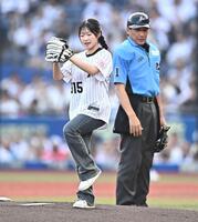 始球式を務めるフィギュアスケート女子の中井亜美（撮影・開出牧）