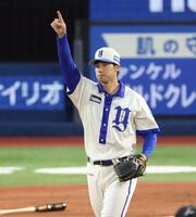 ２回、高寺の右飛を好捕した度会をたたえる尾形（撮影・金田祐二）