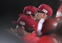 ９回、ベンチで戦況を見守る吉井監督（撮影・開出牧）