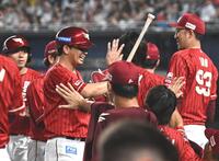 ８回、同点の左越え２点適時二塁打を放ちナインとタッチを交わす浅村（左）＝撮影・開出牧
