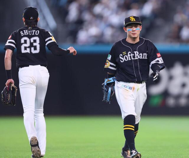 ソフトバンク・牧原大成が緊急交代 球場騒然 ダイビングキャッチした際