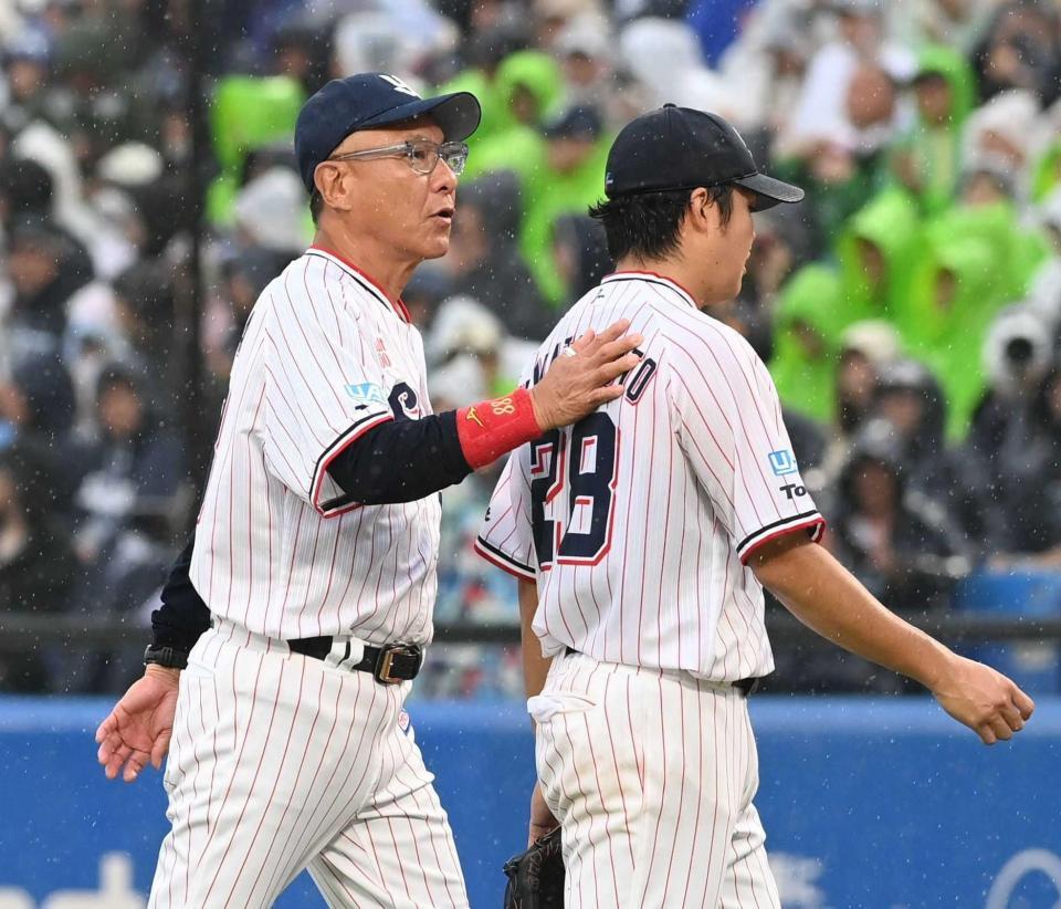 　５回途中で降板の松本健（右）をねぎらう池山監督