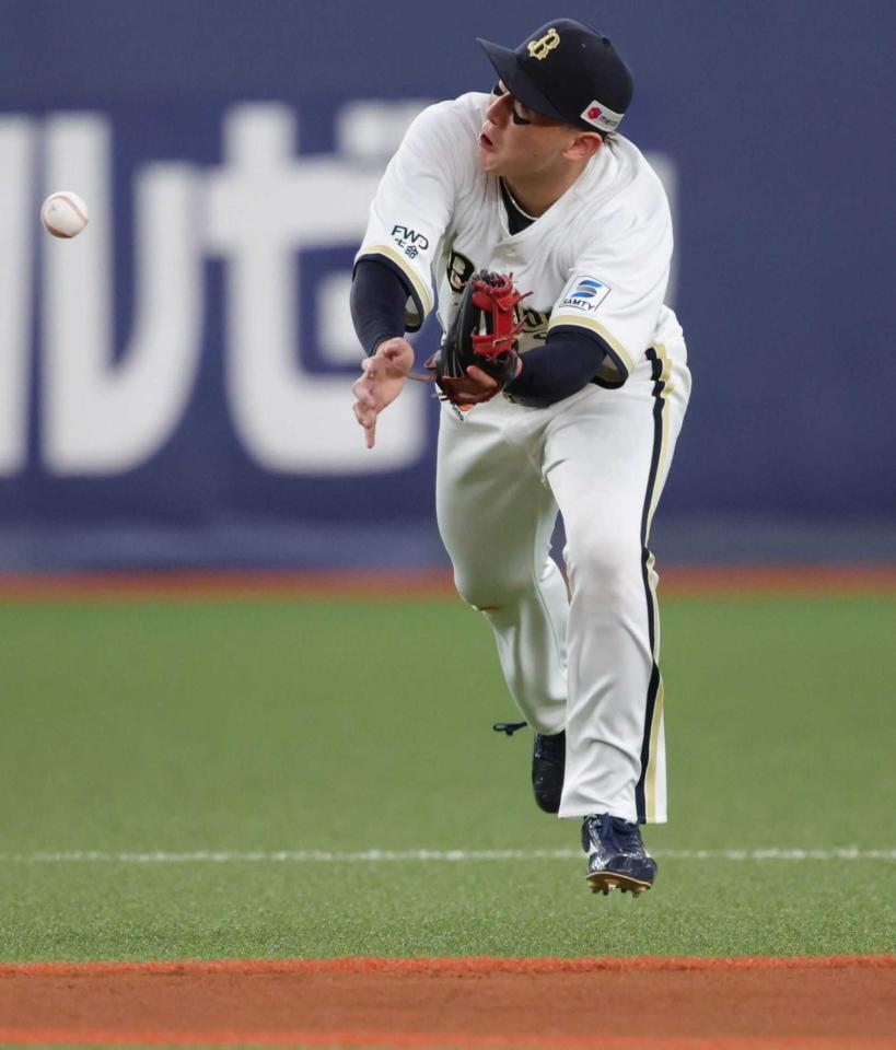 　６回、渡部の打球をグラブに当て、エラーとなる紅林（撮影・坂部計介）