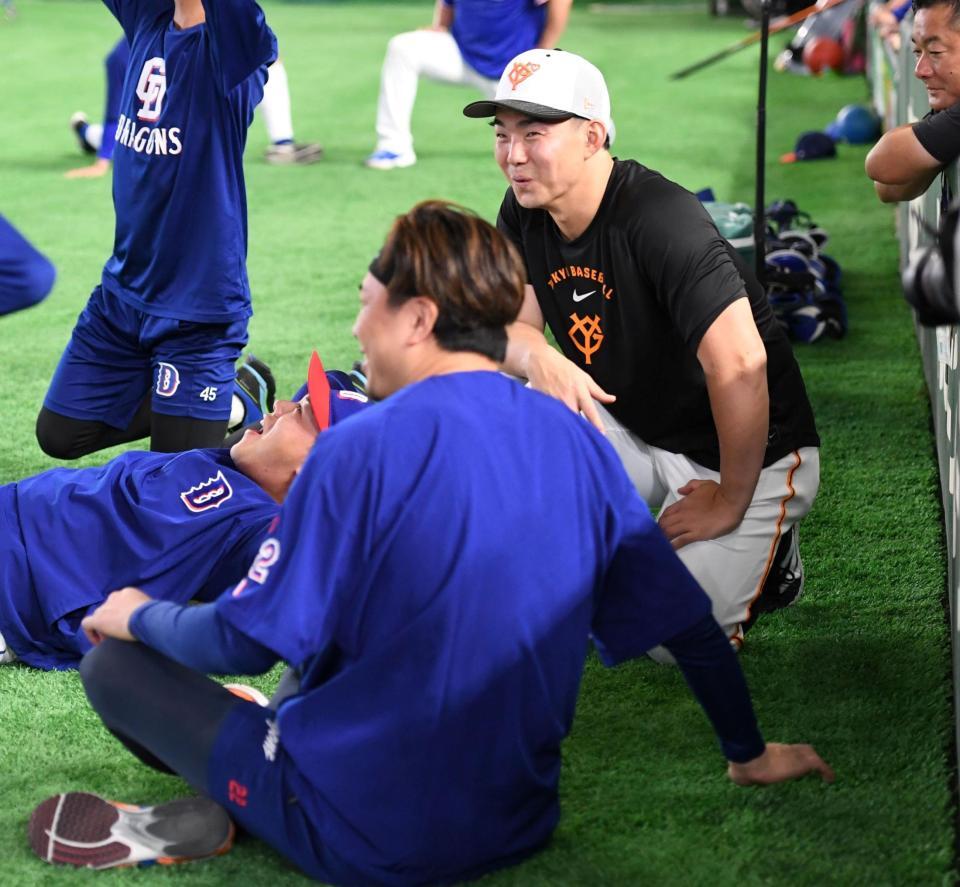 大野（手前）、高橋周（左）と談笑する小笠原（撮影・佐藤厚）