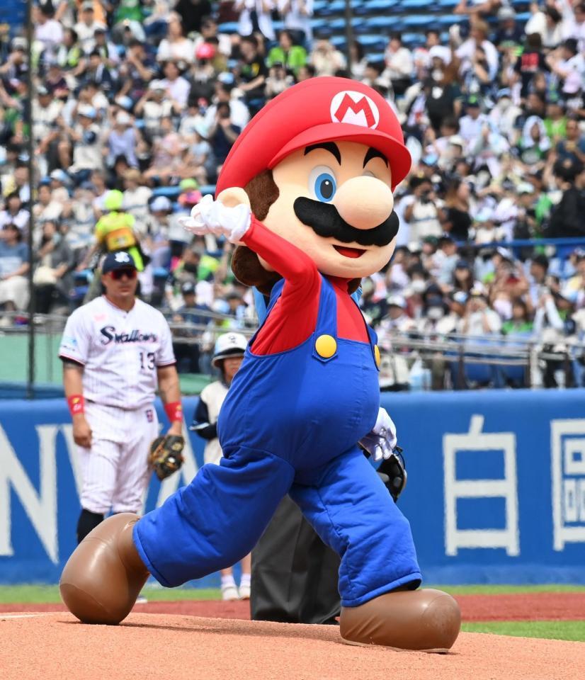 始球式を務めたマリオ（撮影・園田高夫）