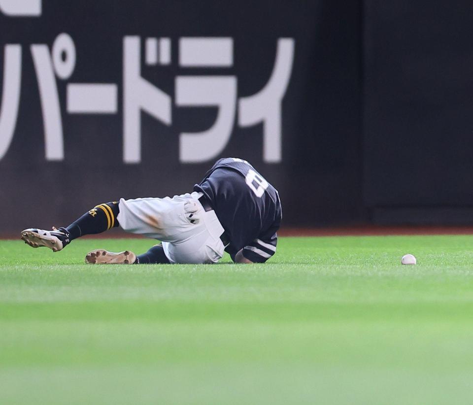 ７回、打者・吉田の打球に飛び込み、負傷する牧原大（撮影・中島達哉）