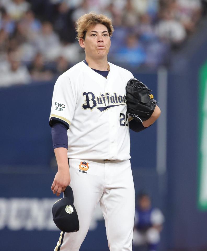 ４回、長谷川に死球を与え、呆然とする九里（撮影・坂部計介）